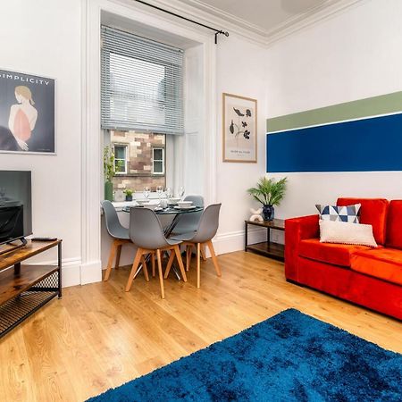 Cosy Retreat - Charming 2-Bed Apartment Greenock Eksteriør billede