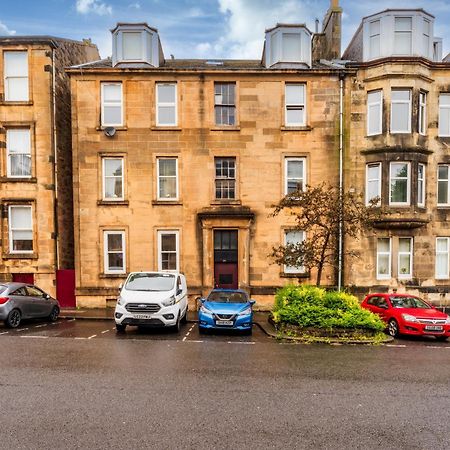 Cosy Retreat - Charming 2-Bed Apartment Greenock Eksteriør billede