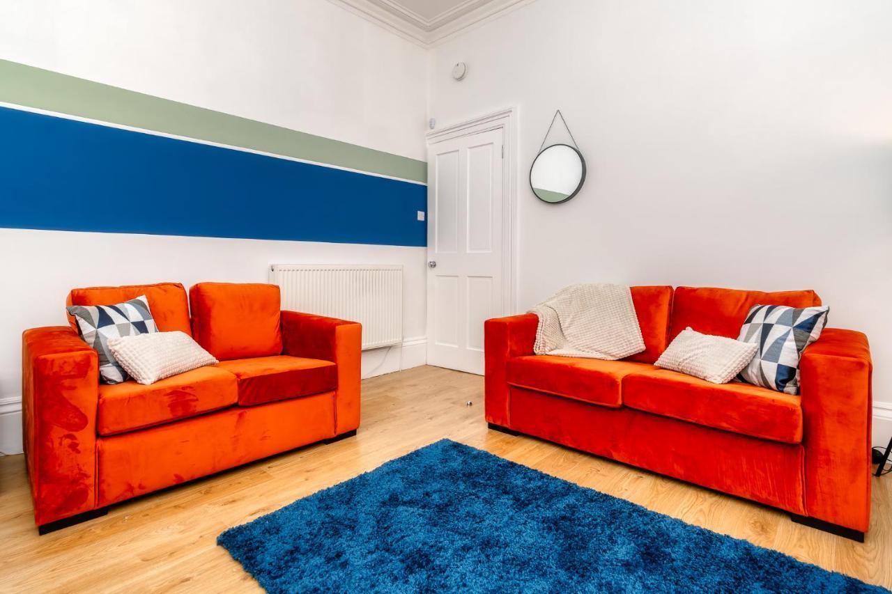 Cosy Retreat - Charming 2-Bed Apartment Greenock Eksteriør billede