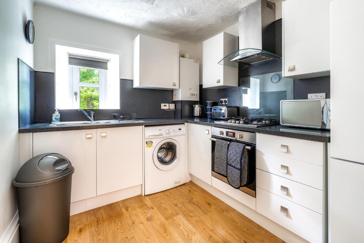 Cosy Retreat - Charming 2-Bed Apartment Greenock Eksteriør billede