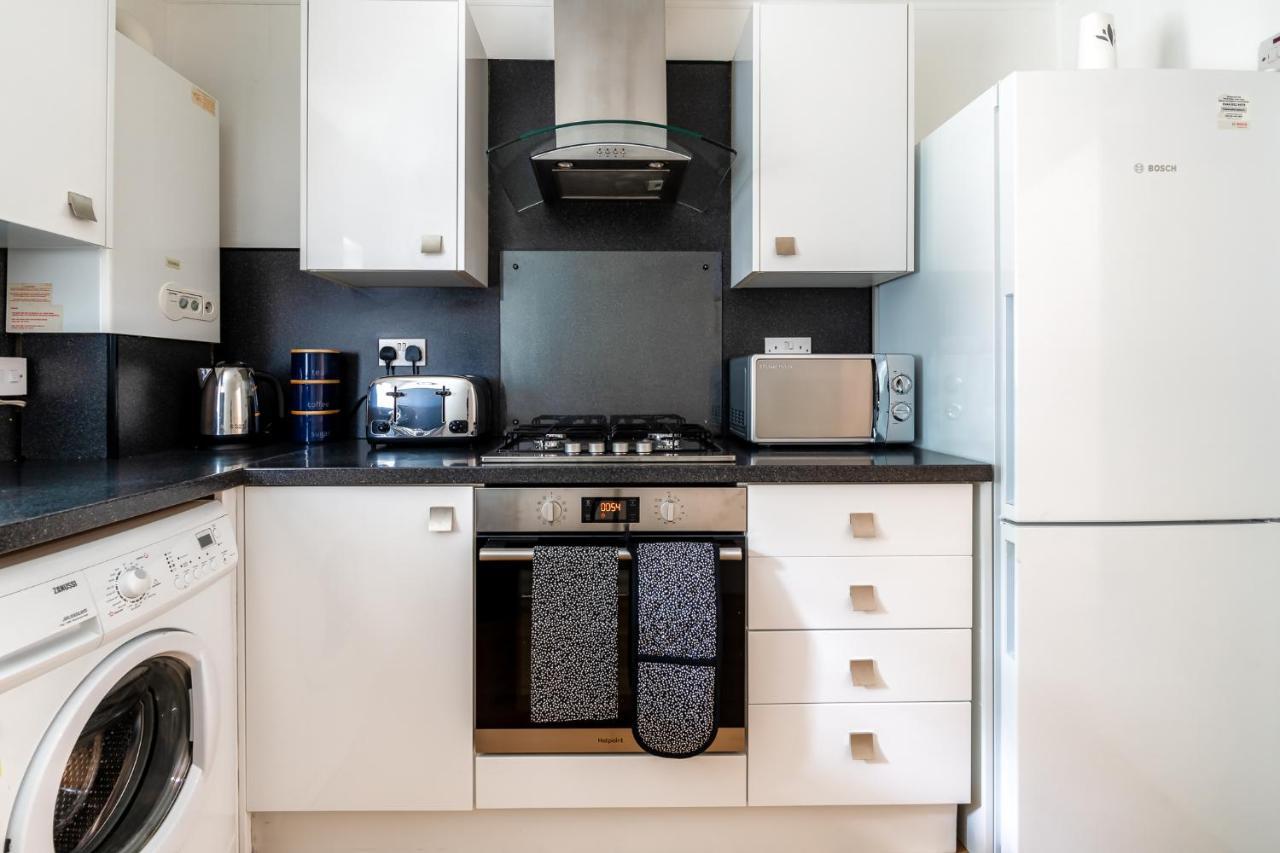 Cosy Retreat - Charming 2-Bed Apartment Greenock Eksteriør billede