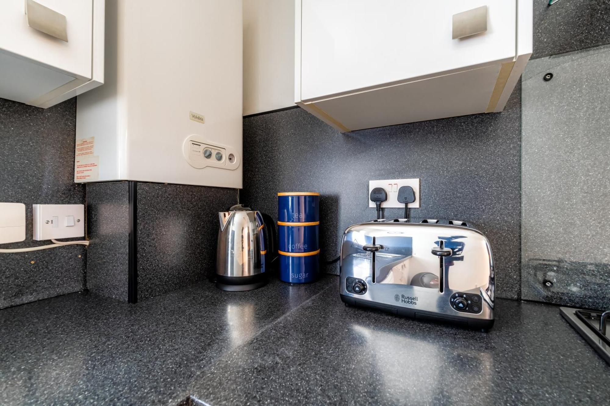 Cosy Retreat - Charming 2-Bed Apartment Greenock Eksteriør billede