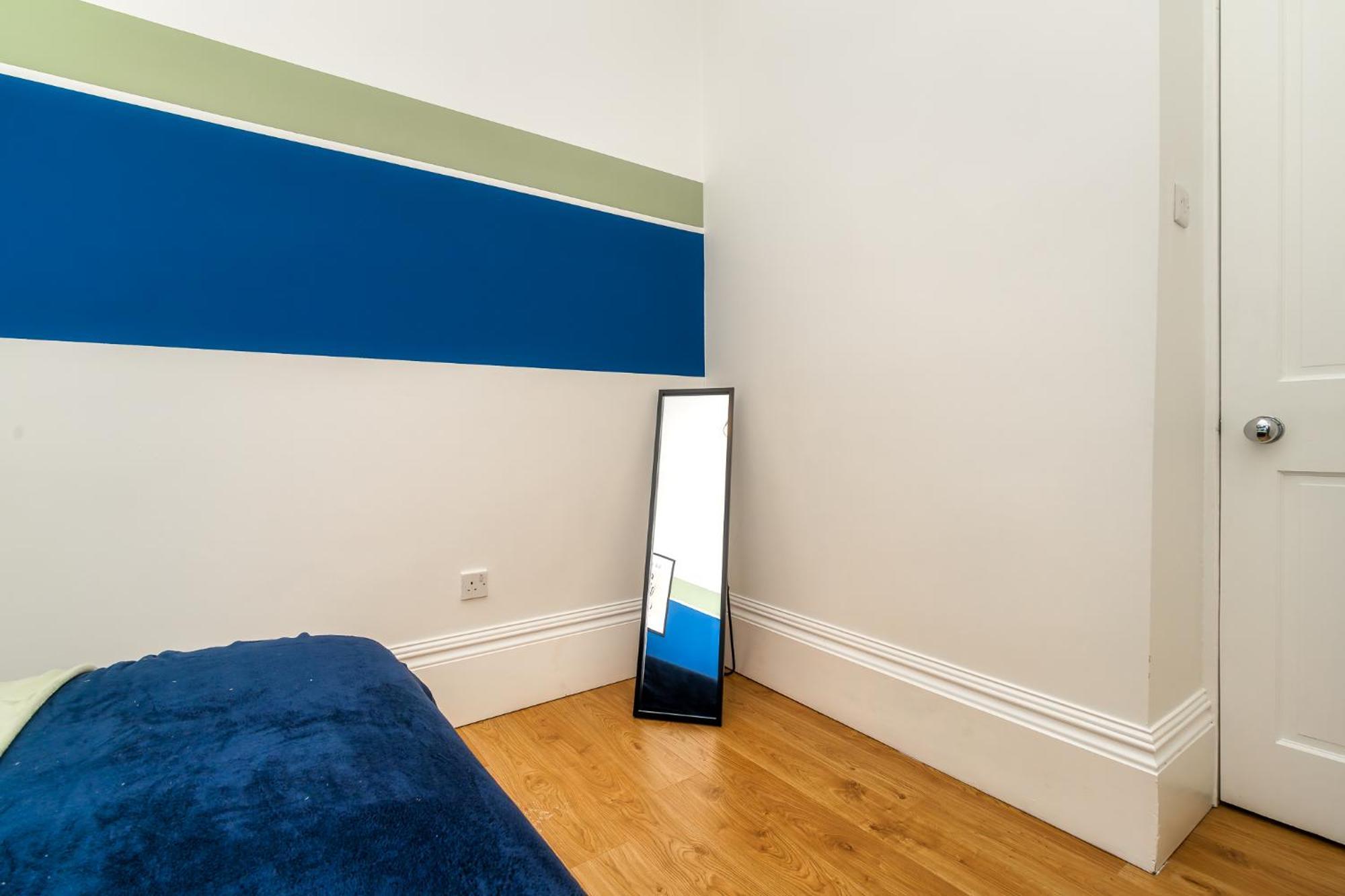 Cosy Retreat - Charming 2-Bed Apartment Greenock Eksteriør billede