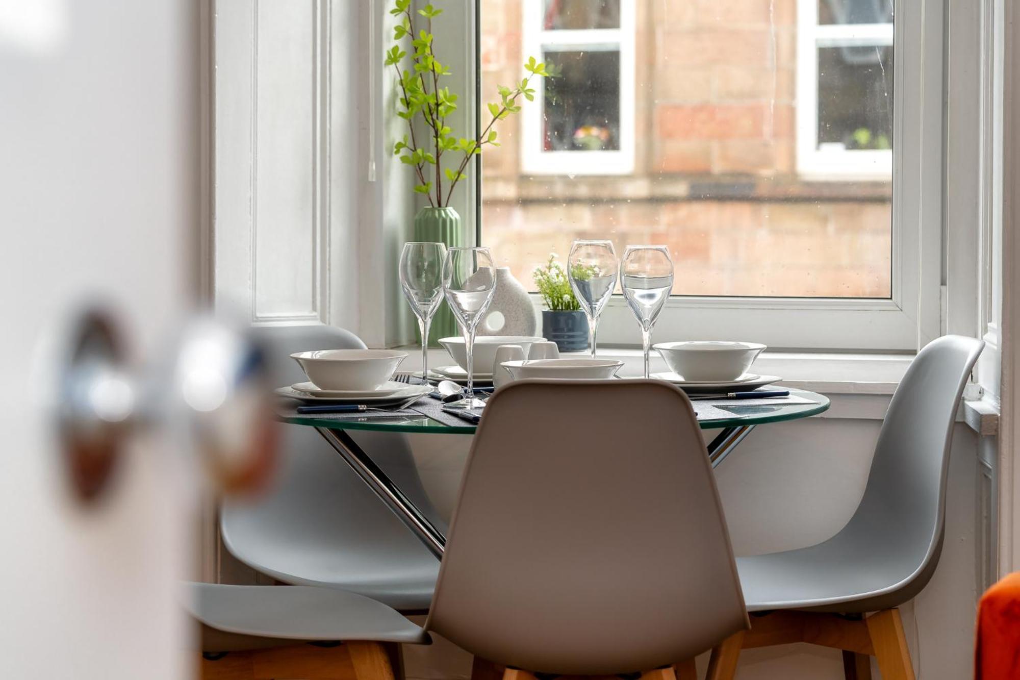 Cosy Retreat - Charming 2-Bed Apartment Greenock Eksteriør billede